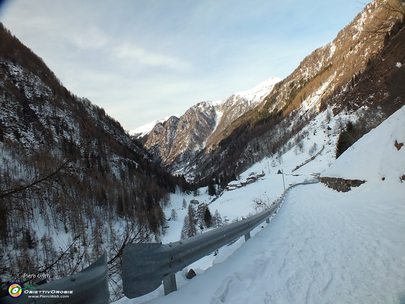 11 Pagliari salendo sulal sterrata innevata.JPG